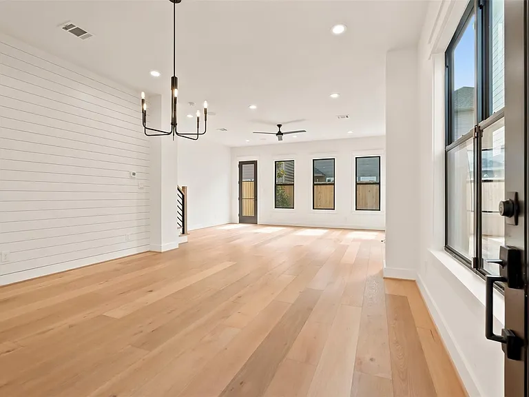 1435 Lawrence St — Photo 3