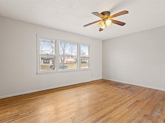 4th image of 8406 E 92nd Ter