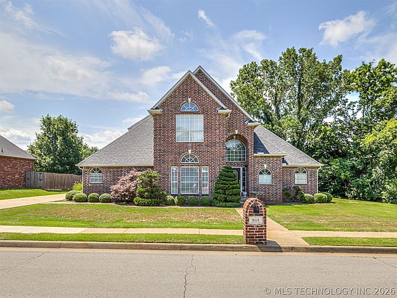 2nd image of 614 W 37th Pl