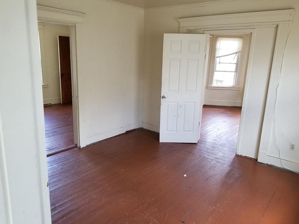 25 Howard St FL 3RD, Waterbury, CT 06705 Zillow