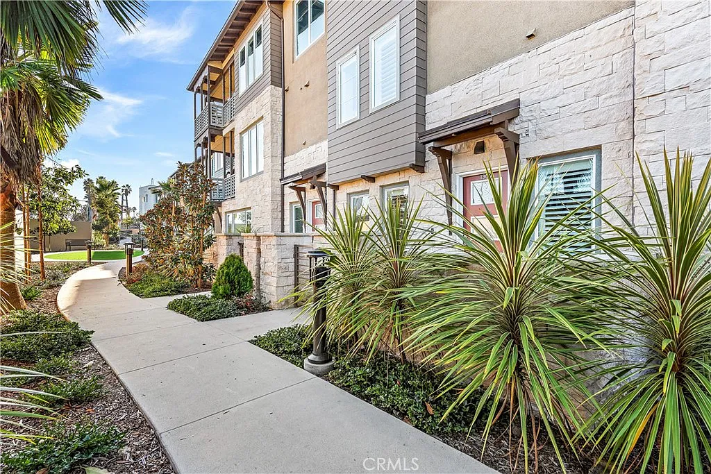 Building Photo - 1309 Doheny Way