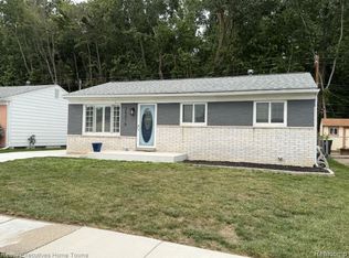25015 Orchid St, Harrison Township, MI 48045