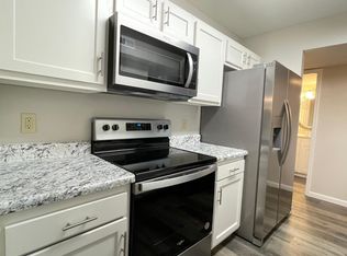 9158 Eager Rd, Saint Louis, MO 63144