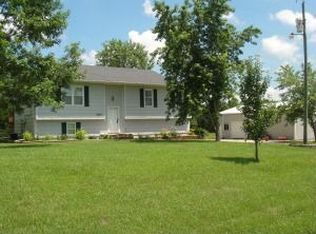 9900 N Reams Rd, Centralia, MO 65240