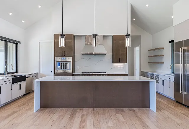 6 bed, 5.5 bath, 5600 sqft, $14,000 — Photo 3