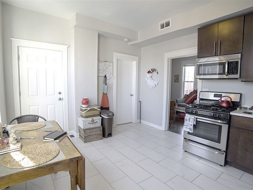 2237 Hamlin 2N Kitchen