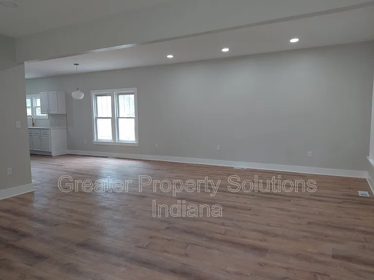 252 Lawndale St — Photo 2