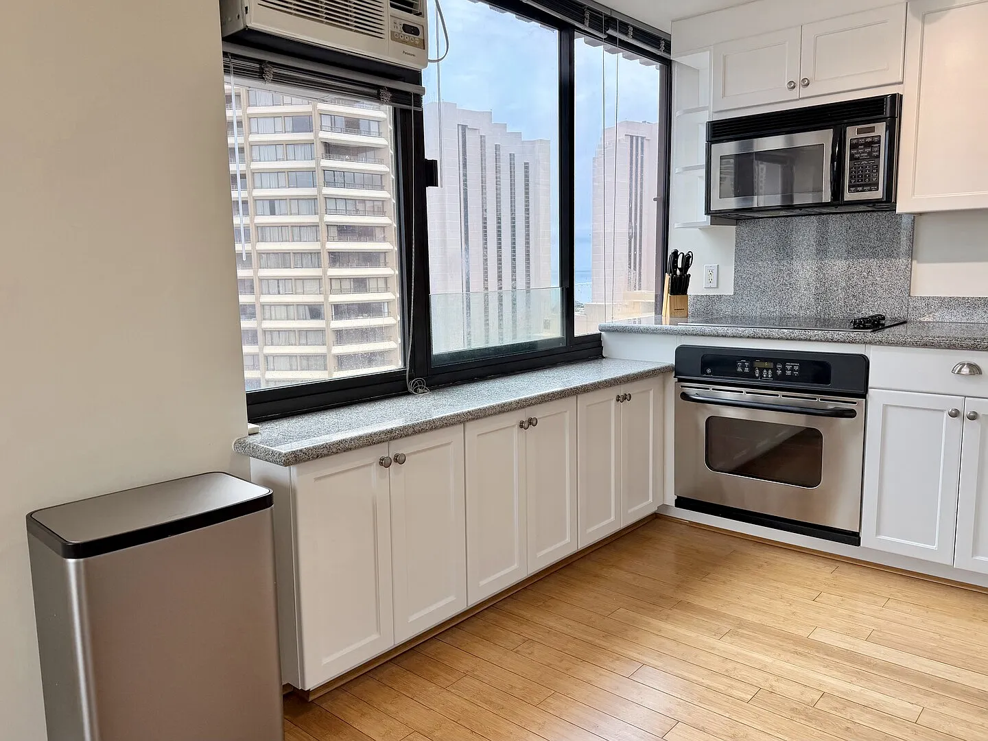 Ocean and City View! 2 BD w/AC, Parking, & Kitchen — Photo 4