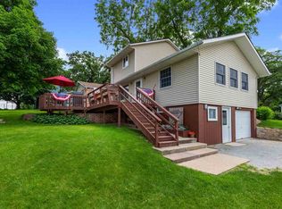 813 2nd St NE, Independence, IA 50644