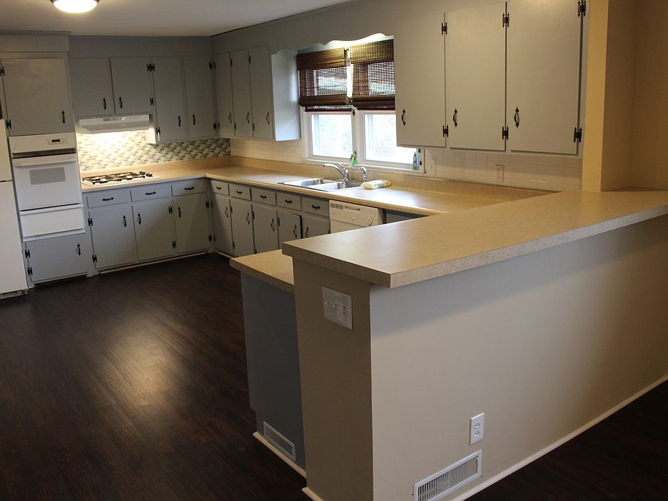 Open Kitchen with Eat In Counter