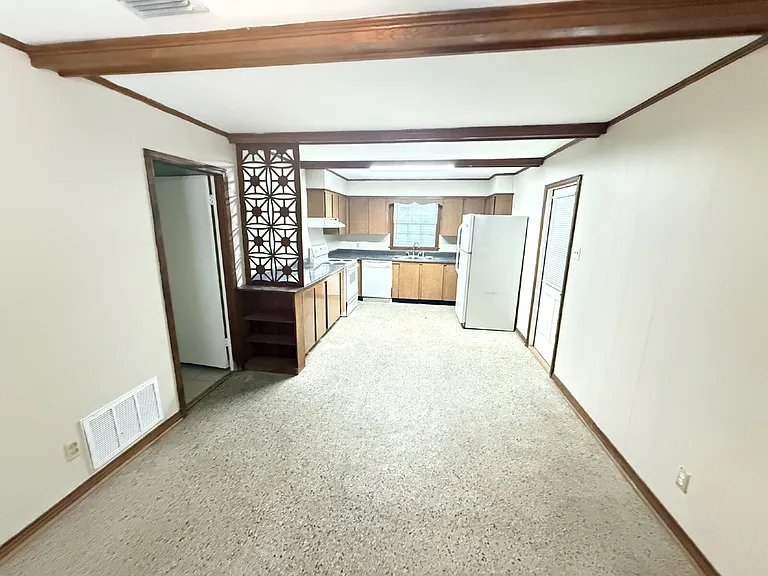 320 Syracuse St — Photo 3