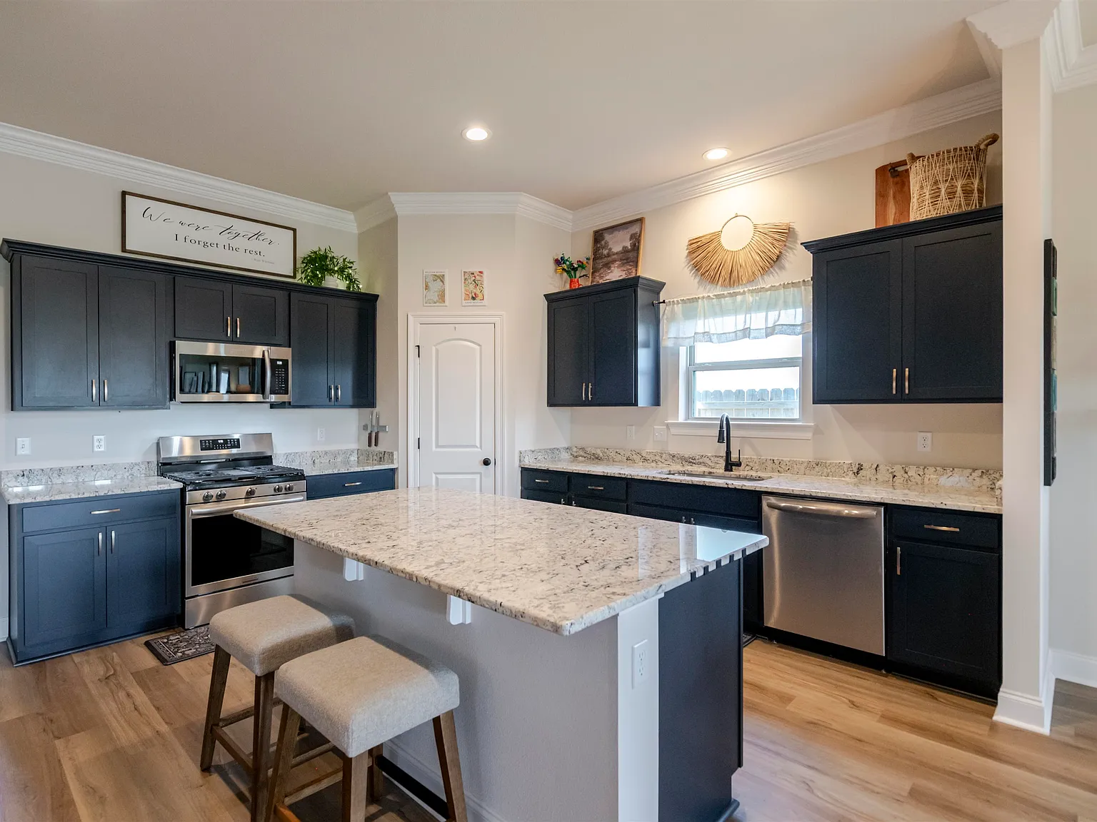 4 bed, 2092 sqft, $2,300 — Photo 4