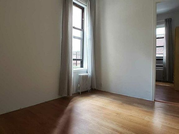 4th image of 215 Kingsland Ave #1B
