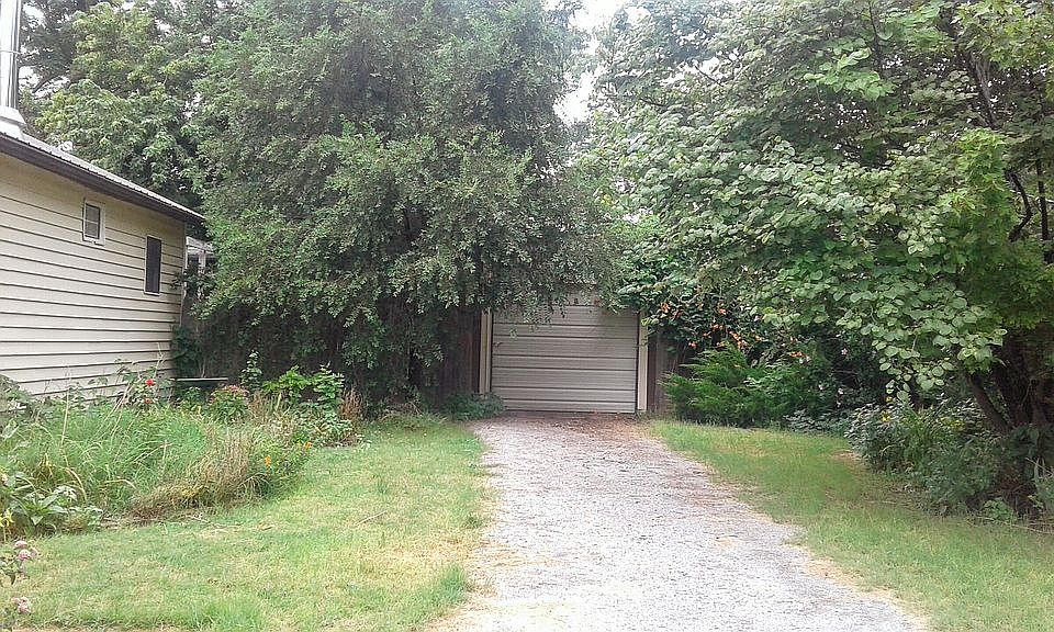 2nd image of 821 N Watkins Ave