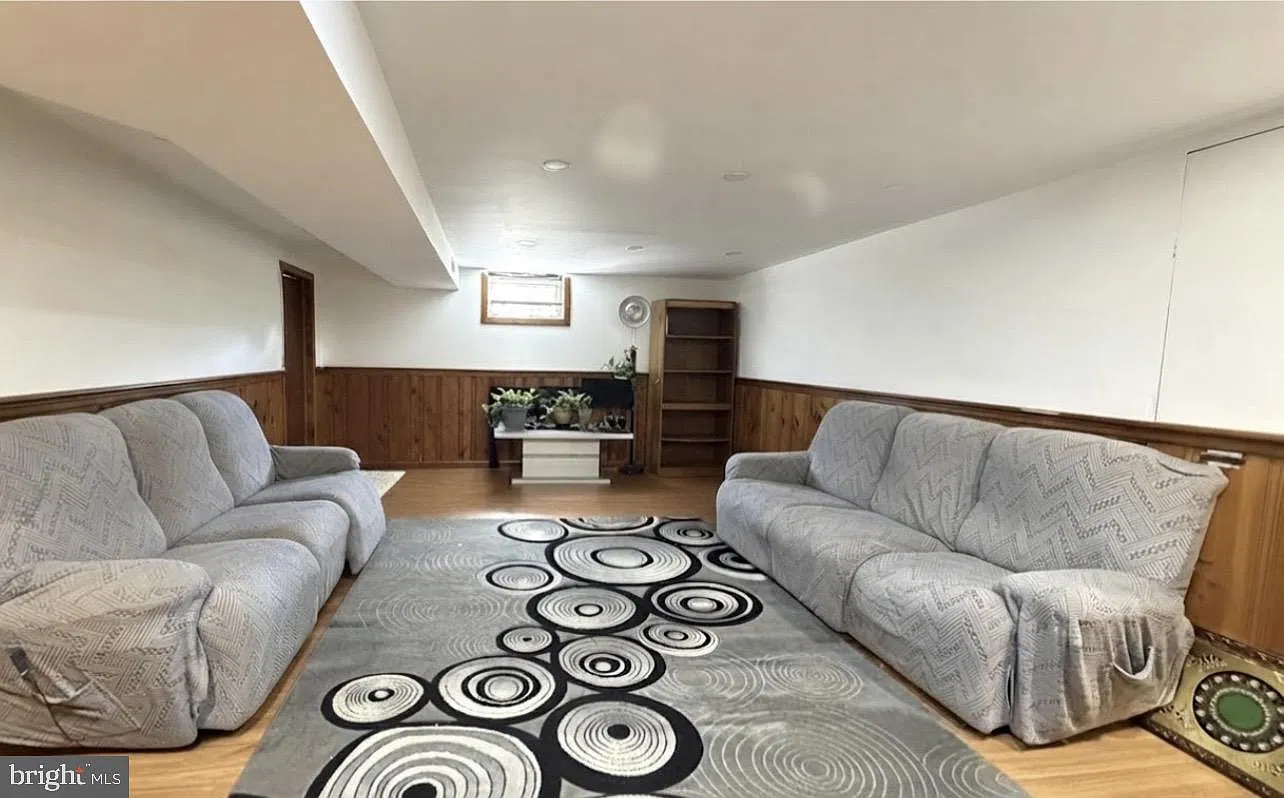 3 bed, 2.0 bath, 1220 sqft, $3,900 — Photo 2