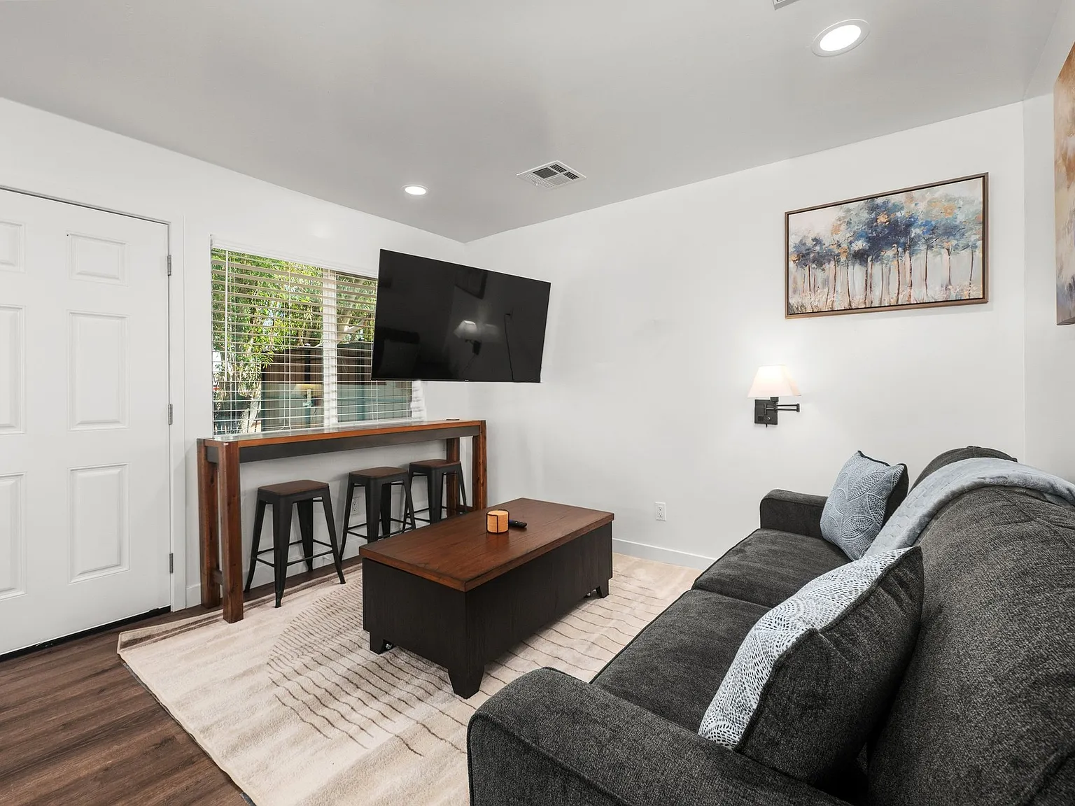 DT PHX |Furnished 1BR | Pet-friendly |All Utils Incl | Ideal for Travel Nurses & Relocators - #1 — Photo 3