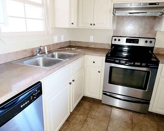3rd image of 2801 Warren Ave #1
