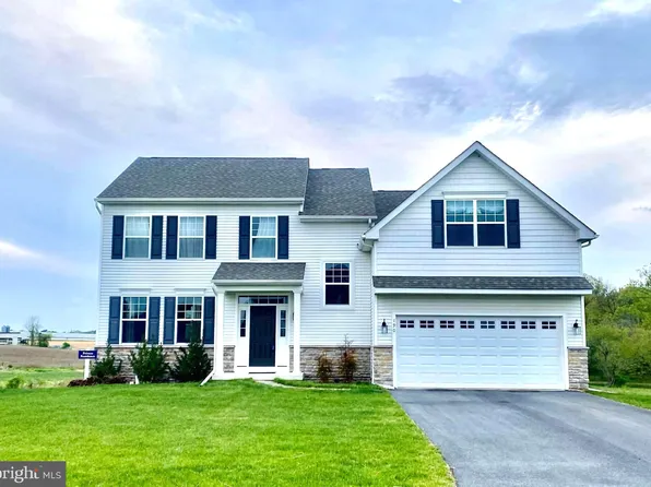 190 Petrelia Dr, Honey Brook, PA 19344