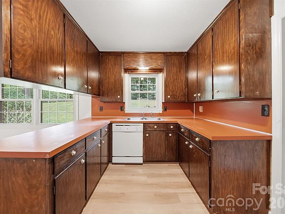 5th image of 105 Ann St