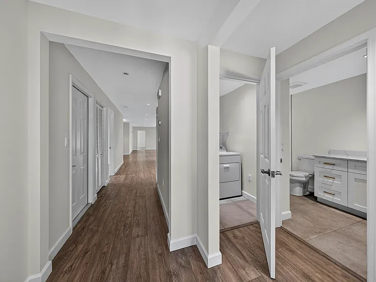 410 NE 34th St — Photo 34
