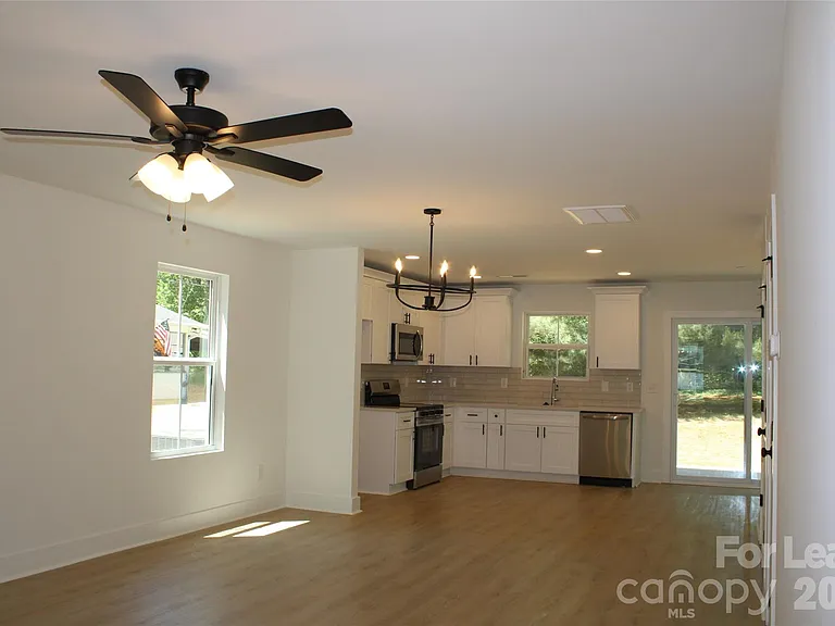 562 W Park Ave #A — Photo 6