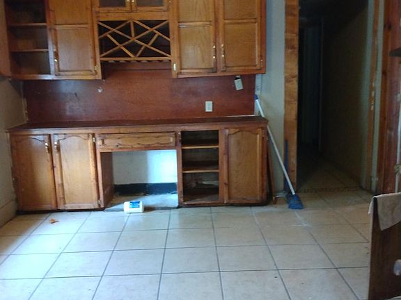 3rd image of 2319 S Broadway Ave