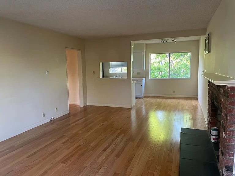 211 E Fairview Ave #4 — Photo 3