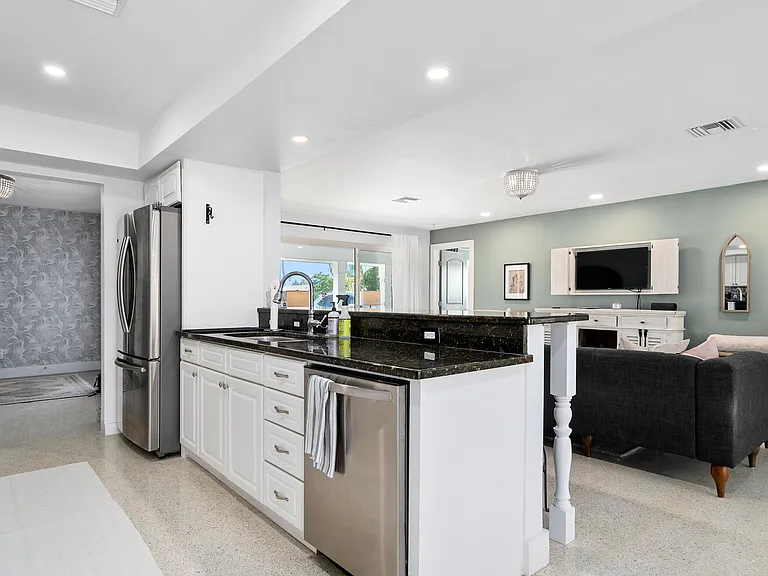 330 N Tessier Dr — Photo 7