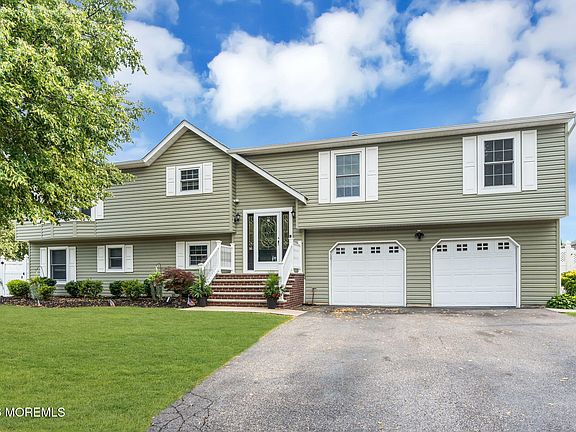 3rd image of 46 Cherry Bend Drive S