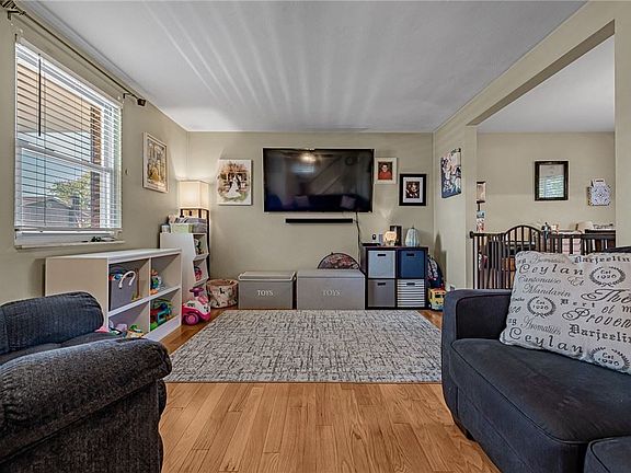 5th image of 240 Eden Dr