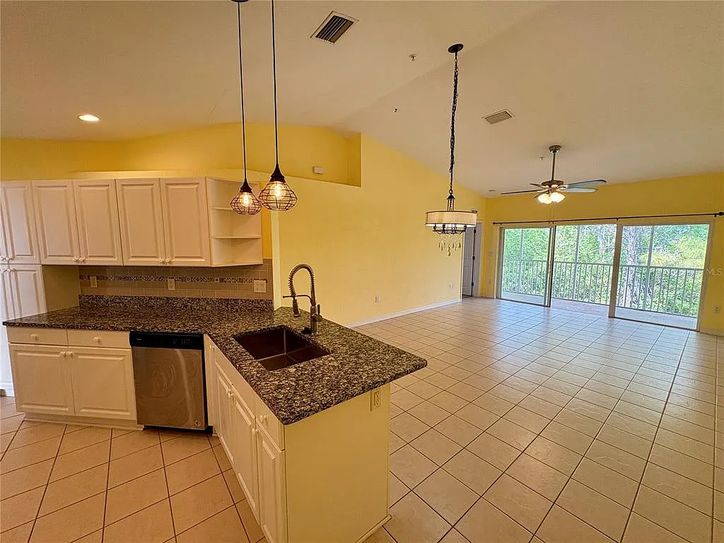 2 bed, 2.0 bath, 1368 sqft, $2,000 — Photo 2