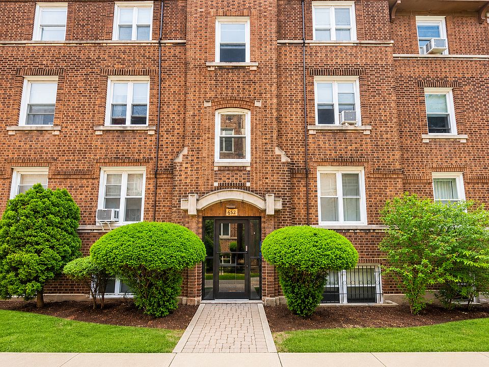 1st image of 654 W Oakdale Ave APT 2N