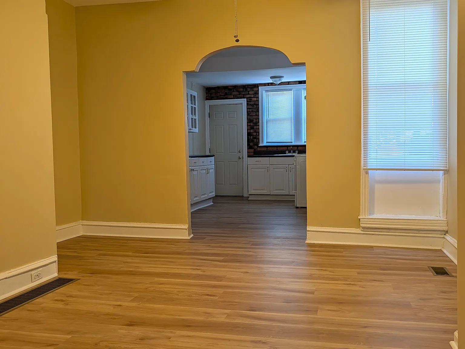 3 bed, 1200 sqft, $1,700 — Photo 2