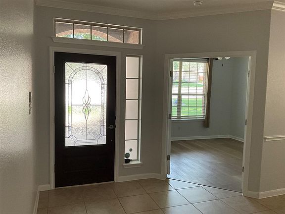 3rd image of 212 Choke Canyon Ln