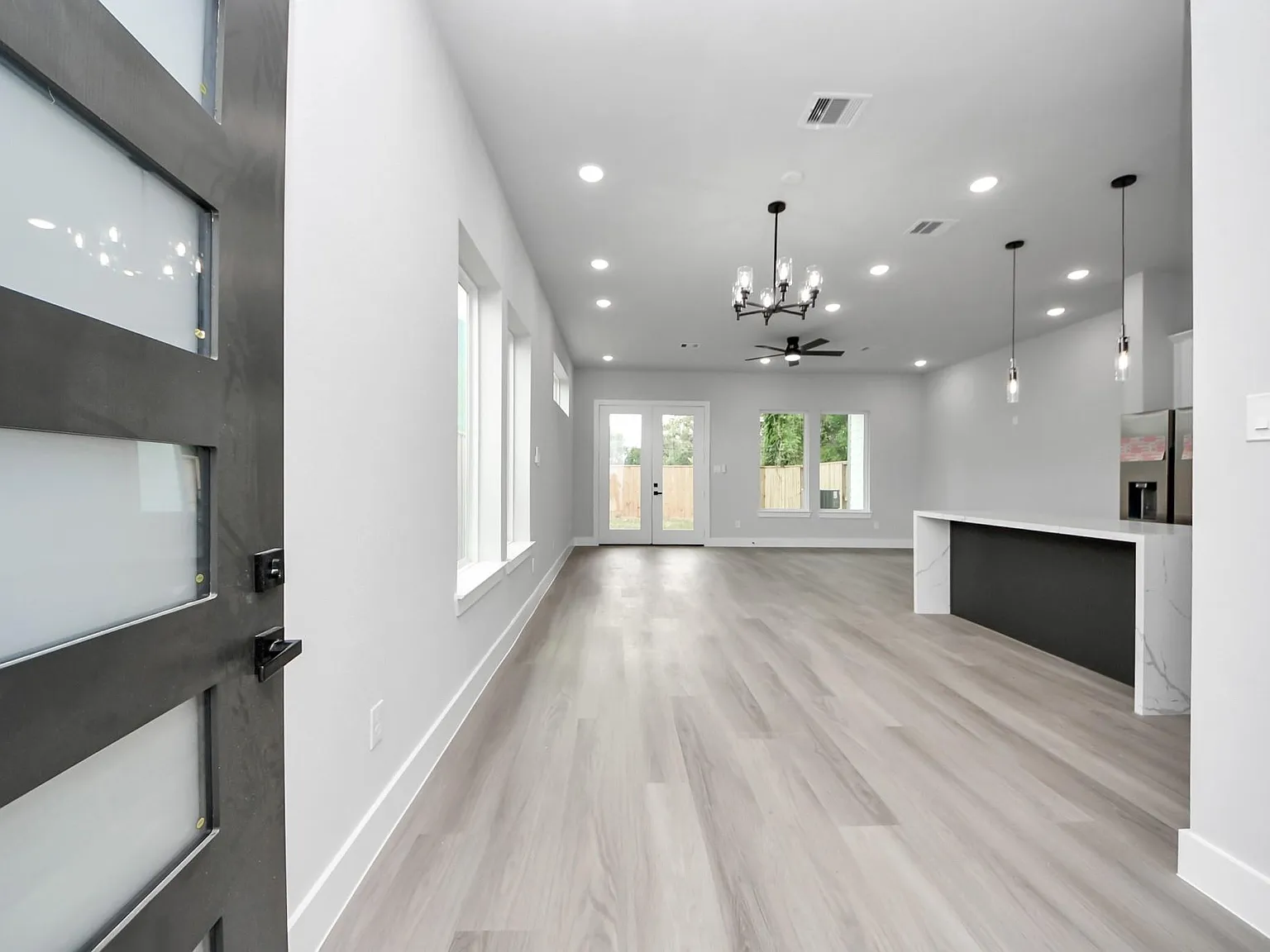 4 bed, 3.5 bath, 2018 sqft, $2,750 — Photo 2