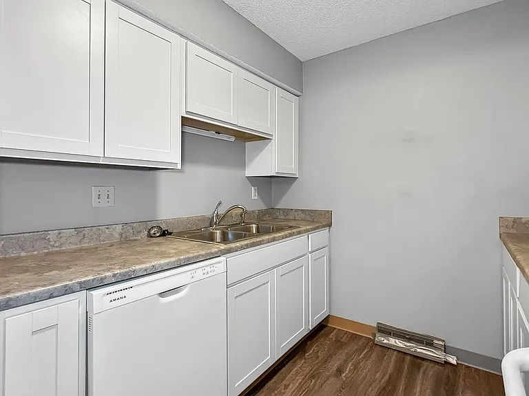 Find Your Perfect Fit at East Park Apartments! — Photo 16
