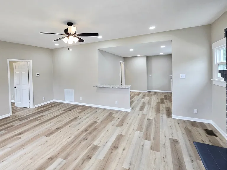 1308 W Walker St — Photo 5