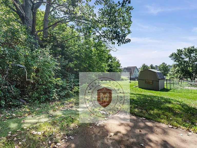 425 Castle Dr — Photo 24