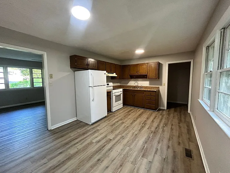 745 Rustland Dr — Photo 3
