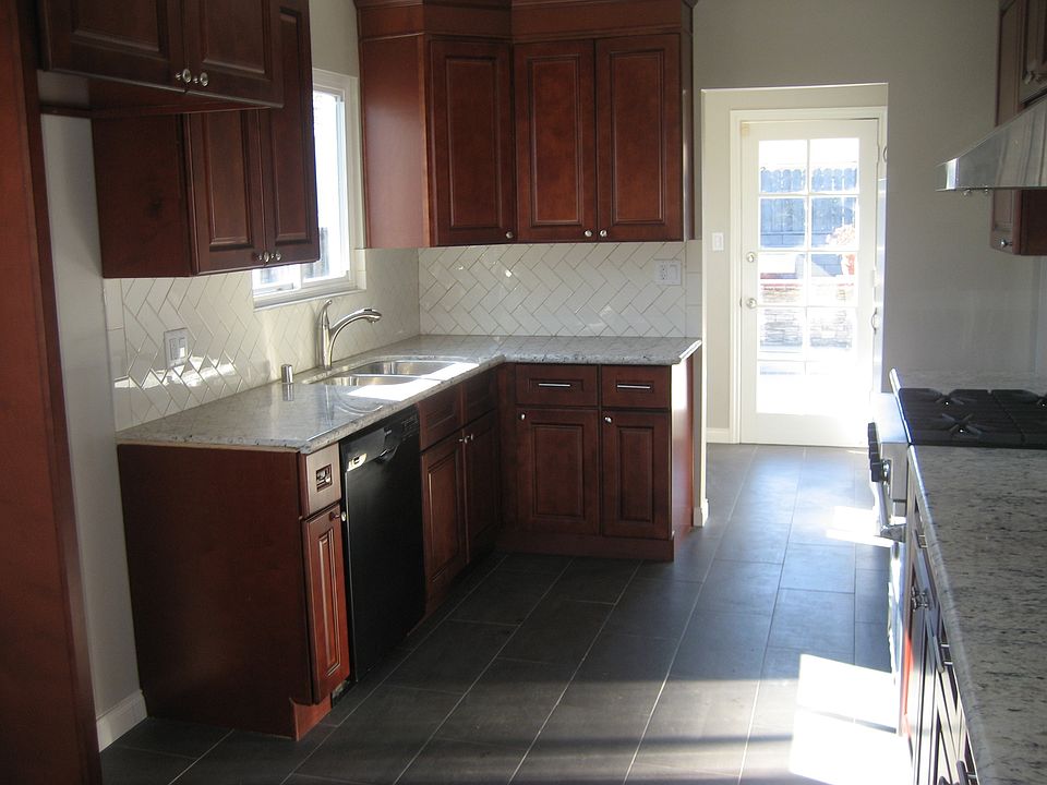 1st image of 825 Lemon Grove Ave