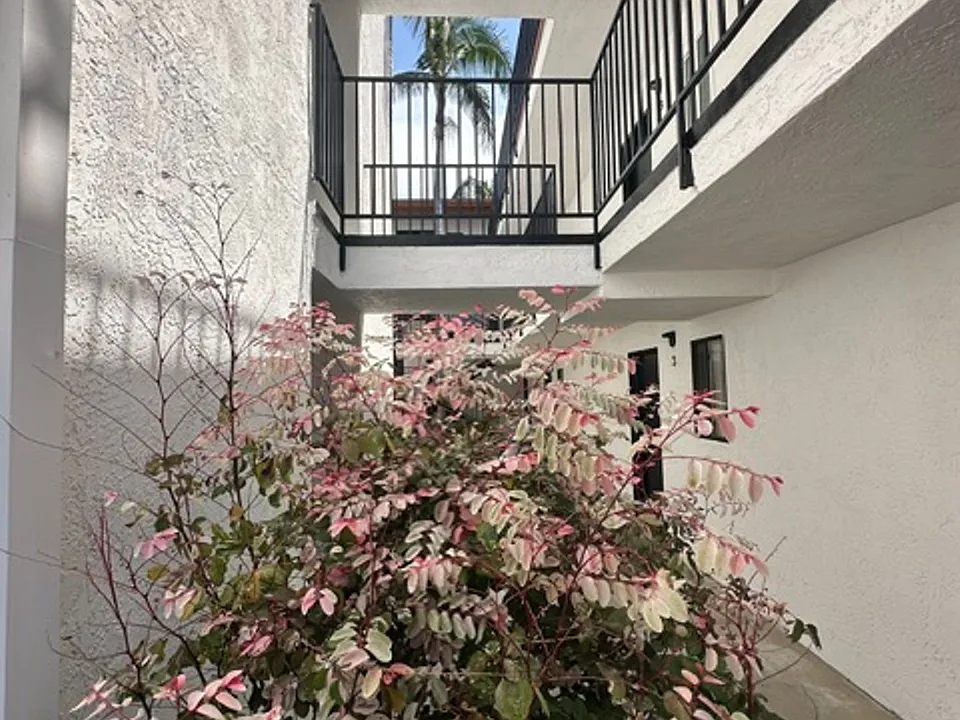 Hillcrest Palms Apartments