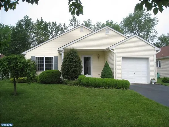 12 Holiday Ct, Ewing, NJ 08638