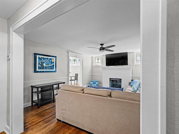 5th image of 1032 N Woodlawn Ave