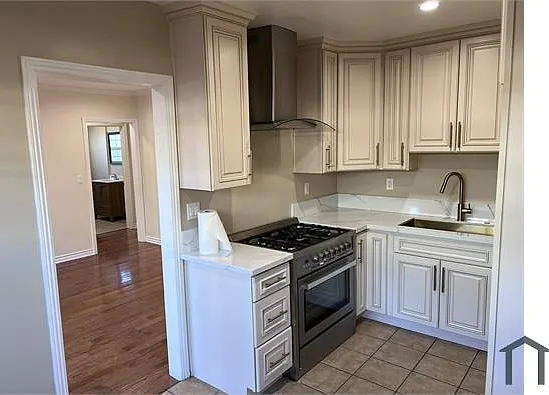 10652 Camarillo St — Photo 7
