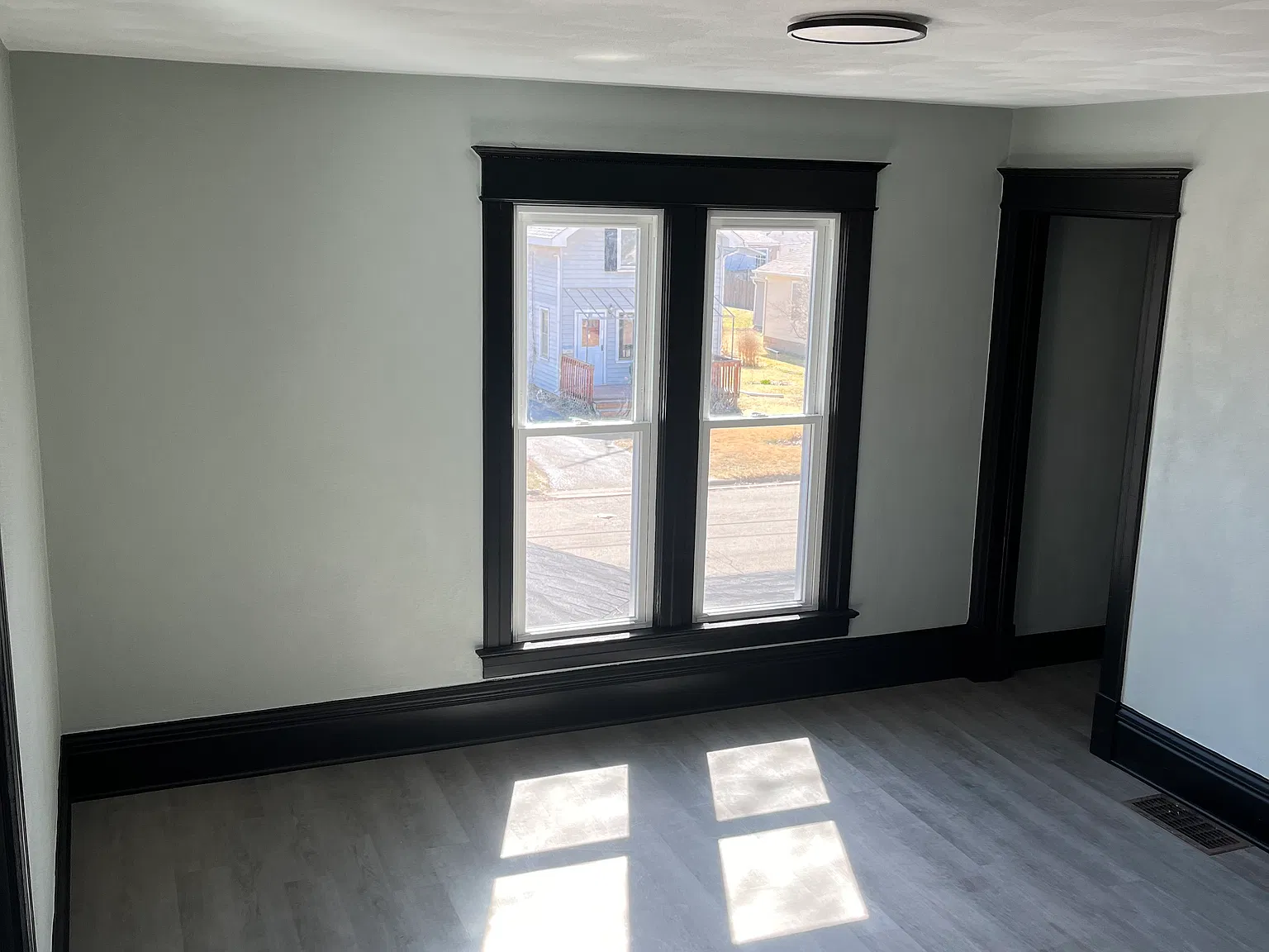5 bed, 2560 sqft, $2,300 — Photo 4