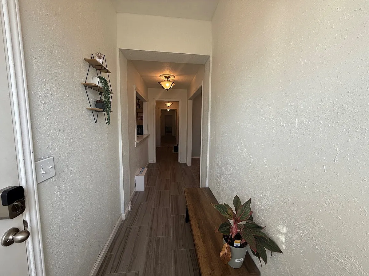 3 bed, 2.0 bath, 1846 sqft, $2,300 — Photo 4