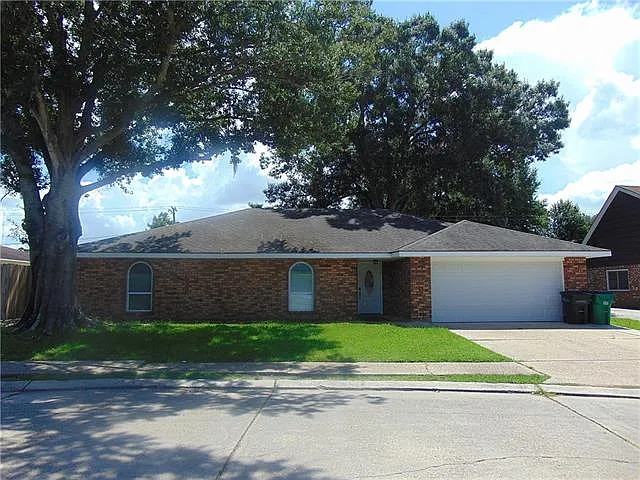 4 bed, 2.0 bath, 2000 sqft, $2,200 — Photo 1