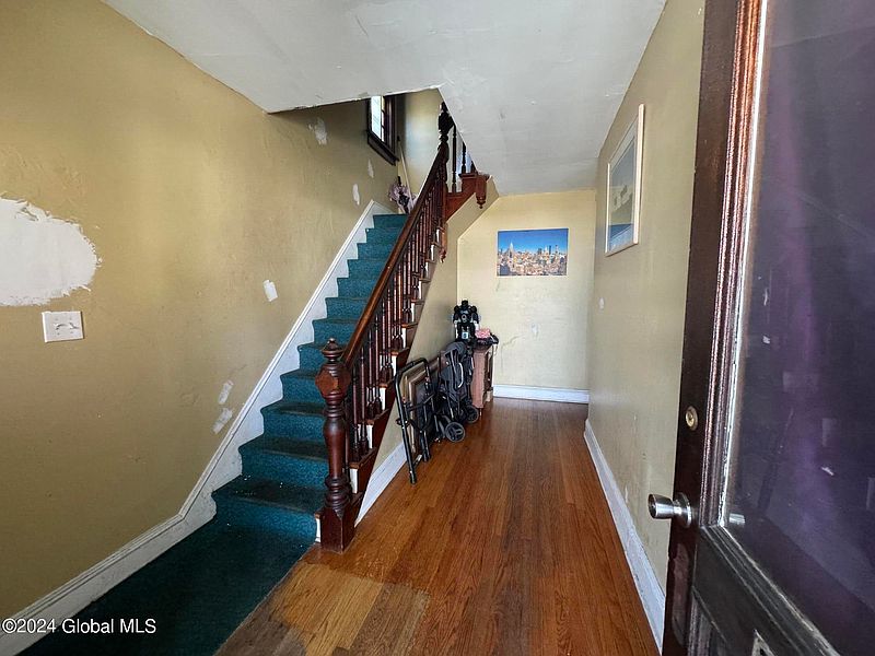 4th image of 1660 Carrie Street