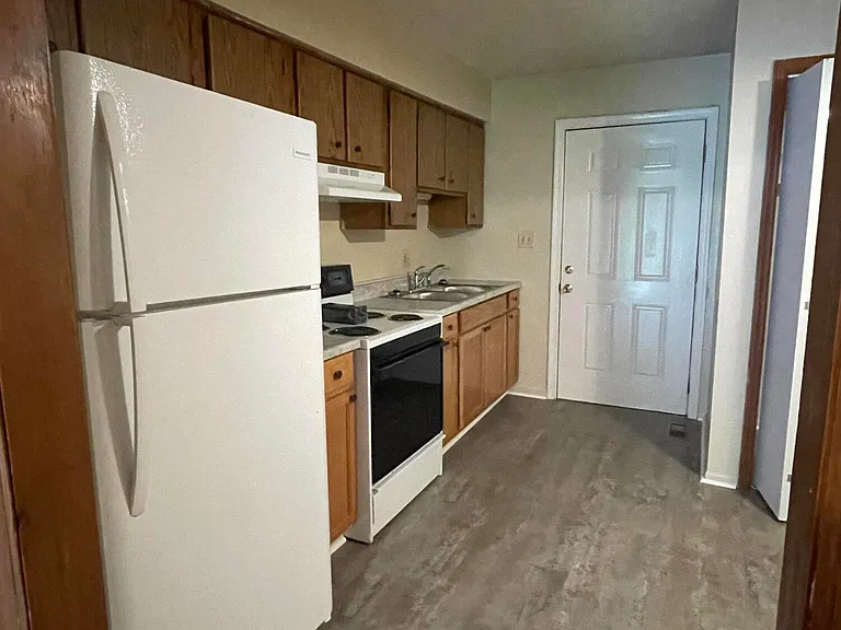 132 Deerfield Rd — Photo 2