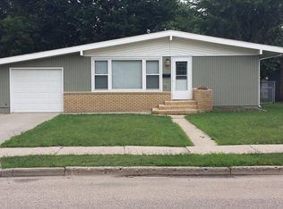 301 18th St NW, Minot, ND 58703